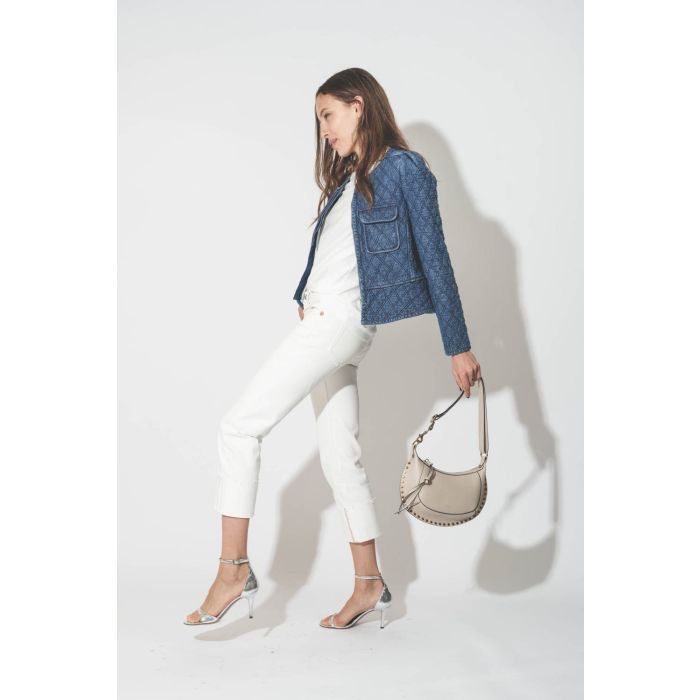 Veste près du corps matelassée en jean bleu Deliona Isabel Marant Etoile.  Porté de profil.
