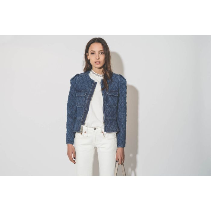 Veste près du corps matelassée en jean bleu Deliona Isabel Marant Etoile. Porté ouverte de face.