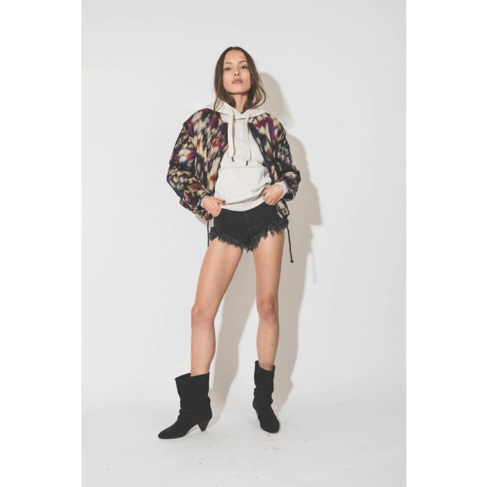 Veste courte matelassée imprimé tie and dye ochre noir Gelio Isabel Marant Etoile. Porté ouverte de face.  