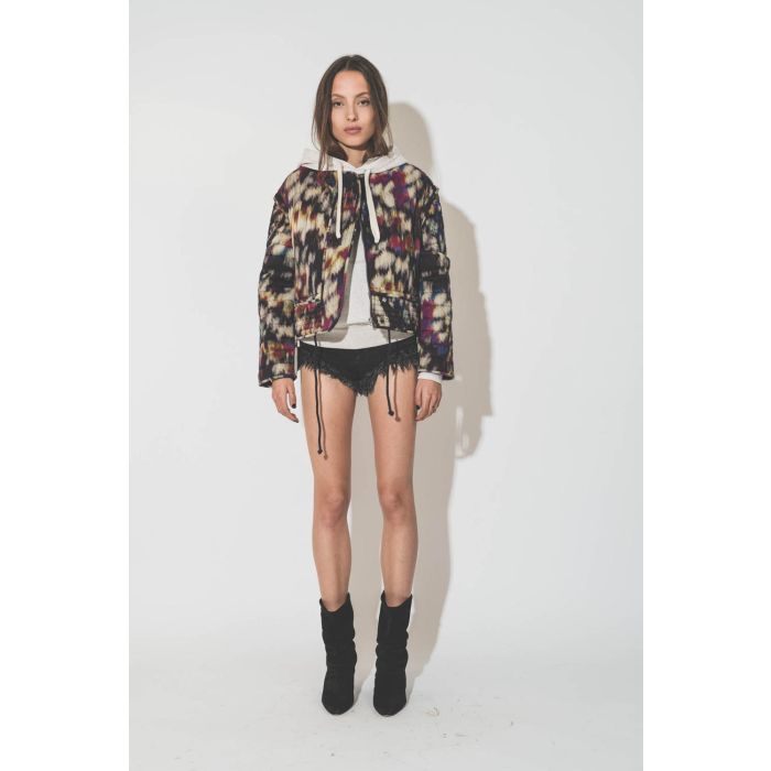 Veste courte matelassée imprimé tie and dye ochre noir Gelio Isabel Marant Etoile. Porté de face.