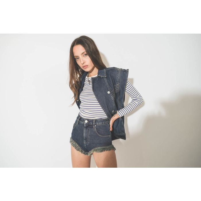 Veste en jean bleu épaulée manches longues amovibles Harmon Isabel Marant Etoile. Porté avec une marinière et un short en jean bleu.