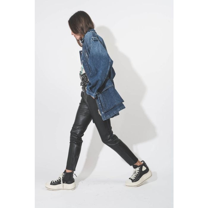Veste longue en jean bleu Joanna Isabel Marant Etoile. Porté de profil.