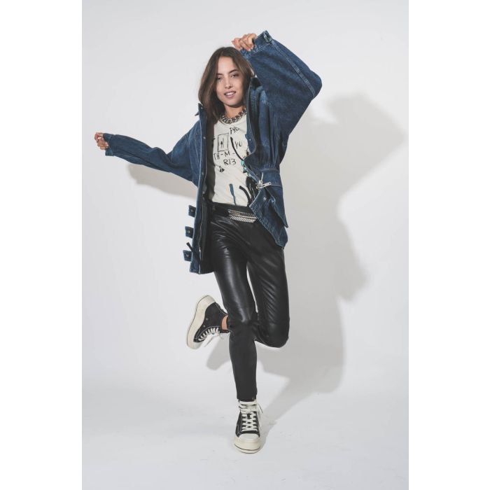 Veste longue en jean bleu Joanna Isabel Marant Etoile. Porté avec des sneakers compensées.