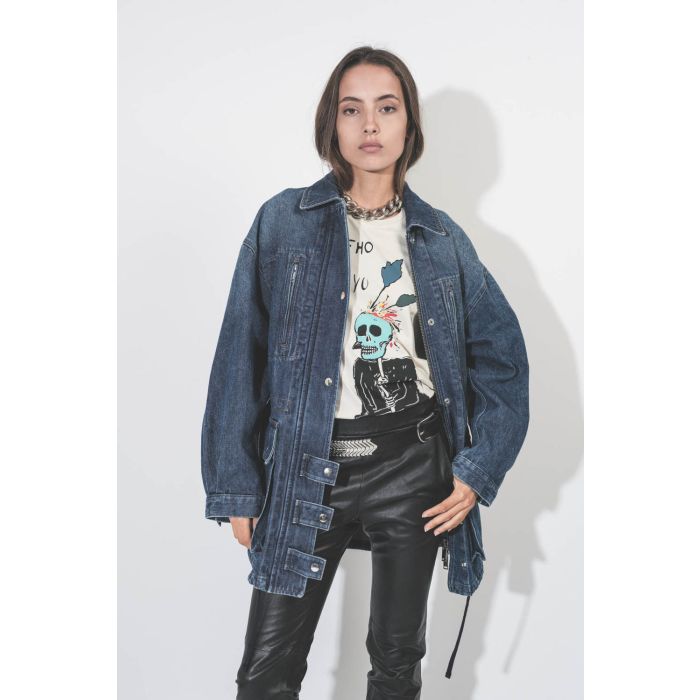Veste longue en jean bleu Joanna Isabel Marant Etoile. Porté avec un tee-shirt rock.