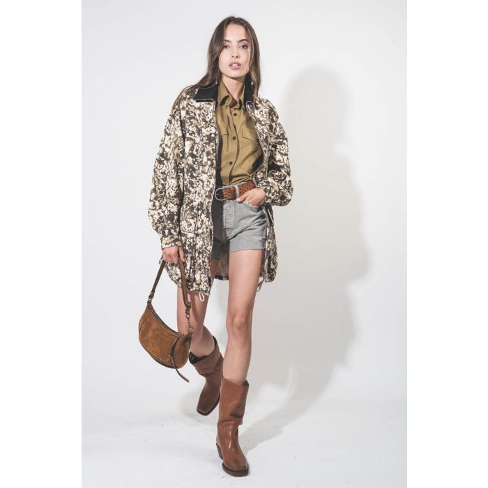 Veste longue en toile imprimée kaki Joanna Isabel Marant Etoile. Porté avec un short en toile kaki.