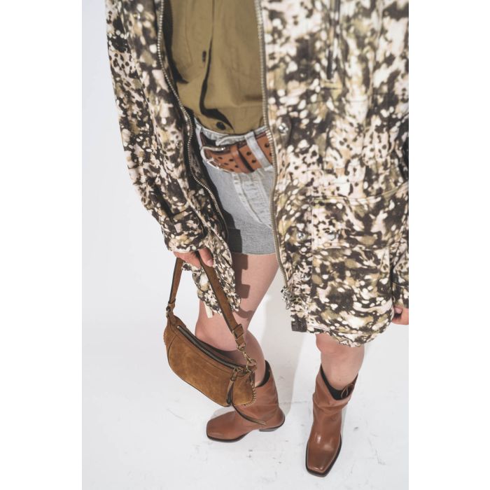 Veste longue en toile imprimée kaki Joanna Isabel Marant Etoile. Porté avec un sac en cuir suédé cognac.
