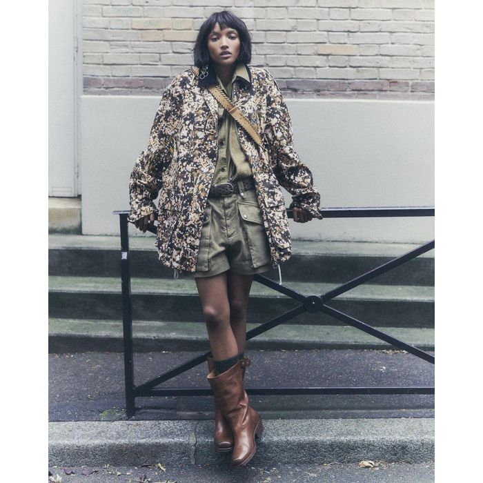 Veste en toile imprimée kaki Johanna isabel Marant Etoile. Porté avec des bottes camel.