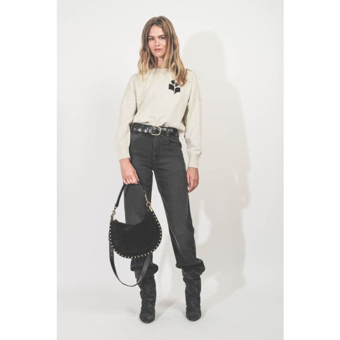 Jean Jenny Isabel Marant en denim noir délavé. Porté avec un pull en coton gris clair.