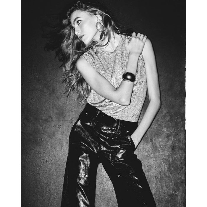 Manchette en métal argenté Awa Isabel Marant. Porté avec un tee-shirt lamé argent.