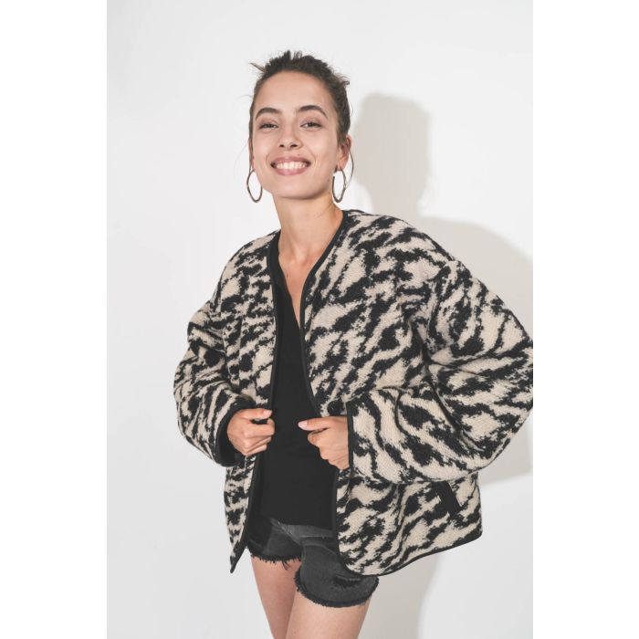 Veste en laine imprimée noir écru réversible noir Himala Isabel Marant Etoile. Porté de face.