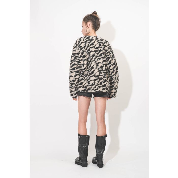 Veste en laine imprimée noir écru réversible noir Himala Isabel Marant Etoile. Porté de dos.