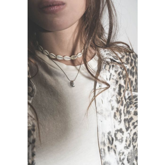 Médaille chaine argenté avec perle en métal argenté Shiny Day Isabel Marant. Porté avec un collier coquillages. 