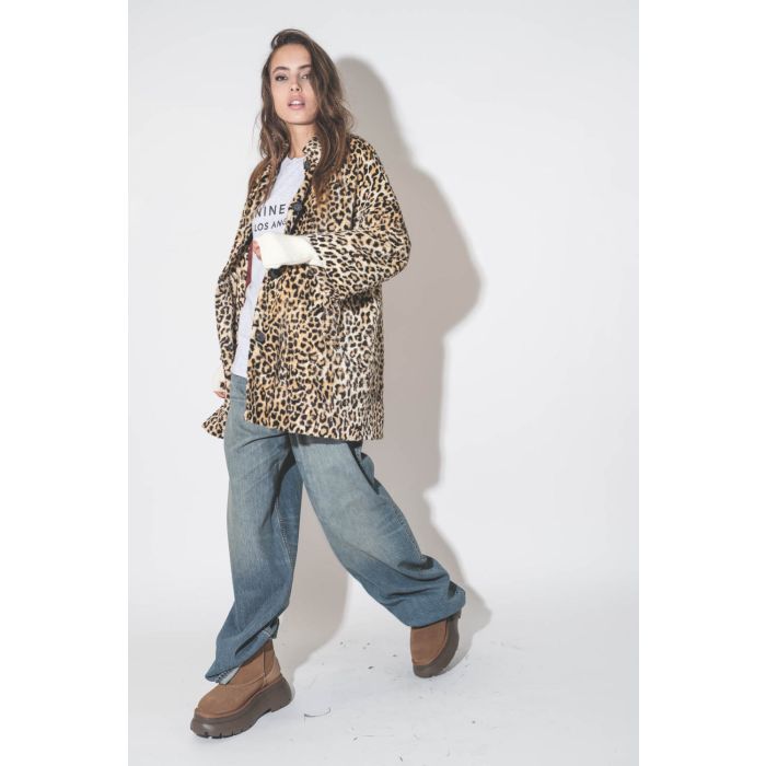 Mitaines en laine vierge écru Enos Isabel Marant. Porté de profil.
