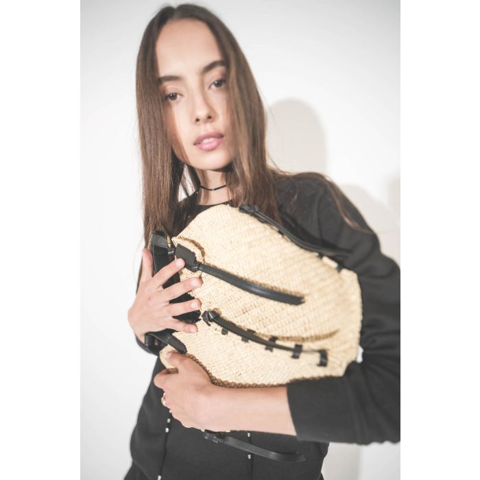 Panier en osier naturel à bandoulière en cuir noir réglable Tampa Mini Isabel Marant. Porté dans les bras avec un sweat-shirt classique noir College The Great et un short court en coton et dentelle ajourée noire Safa Marant Etoile. Sandales en cuir noir c
