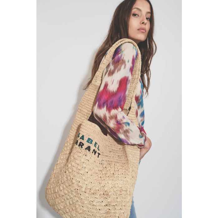 Panier en raphia souple naturel logo brodé bleu et noir Praia Isabel Marant. Détail de la broderie.
