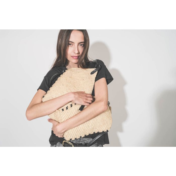 Panier en osier naturel finition cuir noir porté main ou épaule grand modèle Tampa Isabel Marant. Porté avec un tee-shirt noir Boxy Crew The Great et un jean Crossover Leyton Black R13 Denim. Ceinture Dara Isabel Marant.