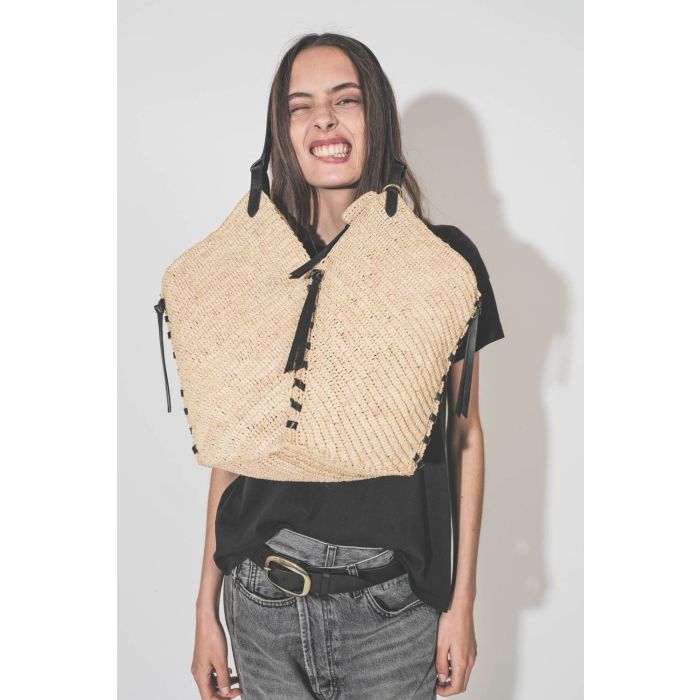 Panier en osier naturel finition cuir noir porté avec humour main ou épaule grand modèle Tampa Isabel Marant. Porté avec un tee-shirt noir Boxy Crew The Great et un jean Crossover Leyton Black R13 Denim. Ceinture Dara Isabel Marant.