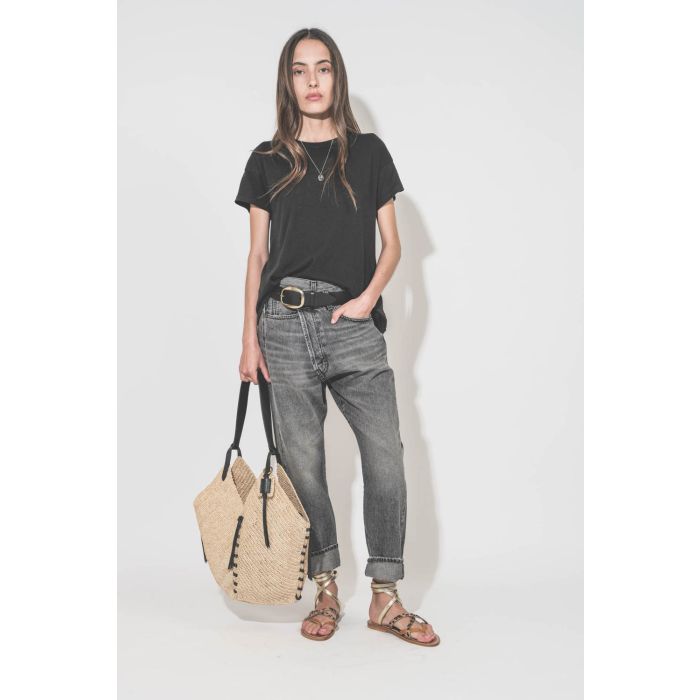 Panier en osier naturel finition cuir noir porté main ou épaule grand modèle Tampa Isabel Marant. Porté main de profil avec un tee-shirt noir Boxy Crew The Great et un jean Crossover Leyton Black R13 Denim. Ceinture Dara Isabel Marant.
