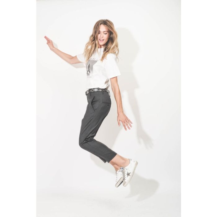 Pantalon Noah Isabel Marant en laine froide Prince de Galles gris anthracite. Porté de profil.