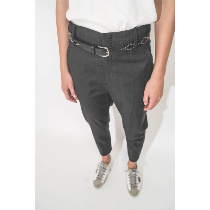 Pantalon Noah Isabel Marant en laine froide Prince de Galles gris anthracite. Détail du bassin ventre plat.