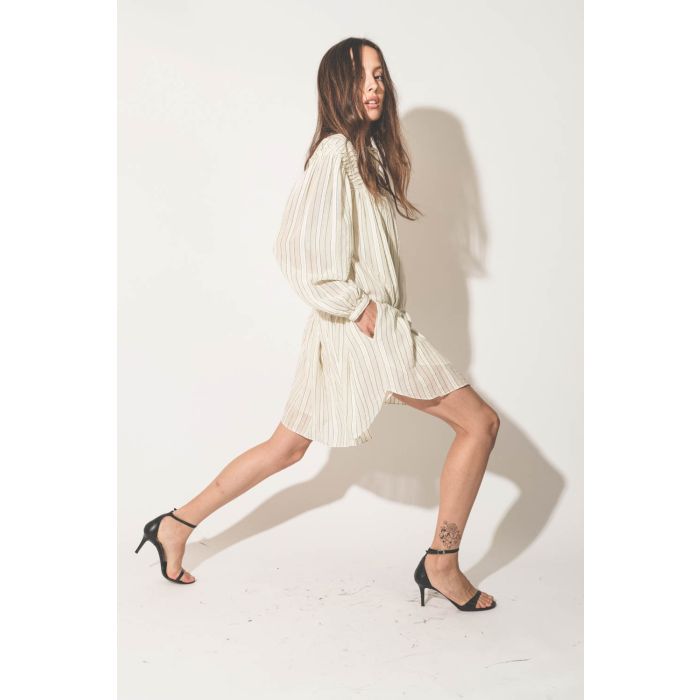 Robe courte manches longues en voile de coton doublée rayée Leozi Isabel Marant Etoile. Porté de profil.