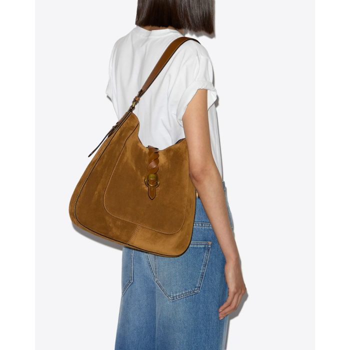 Sac Altay Hobo Isabel Marant en cuir suédé cognac. Porté à l'épaule. 