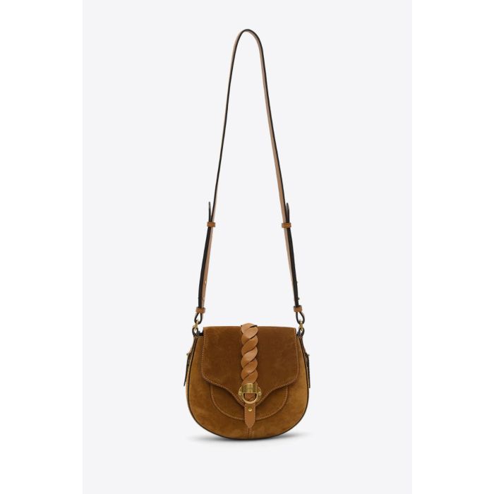 Sac Altay Small Isabel Marant en cuir suédé cognac. Bandoulière longue et patte en cuir tressé naturel. Détail de la bandoulière longue. 