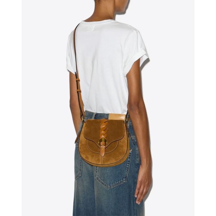Sac Altay Small Isabel Marant en cuir suédé cognac. Bandoulière longue et patte en cuir tressé naturel. Porté croisé. 