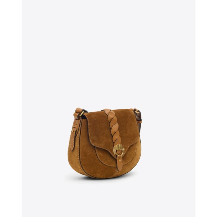 Sac Altay Small Isabel Marant en cuir suédé cognac. Bandoulière longue et patte en cuir tressé naturel. Profil.