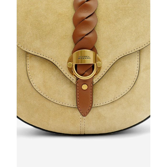Sac Altay Small Isabel Marant en cuir suédé beige et cuir lisse naturel. Porté épaule ou croisé. Détail de la patte en cuir lisse tressée et du fermoir en métal doré gravé "Isabel Marant". 