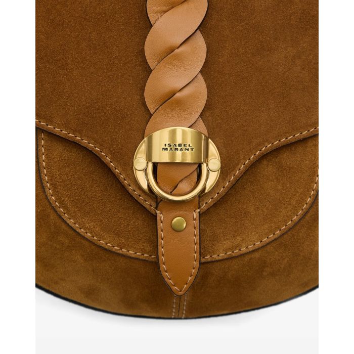Sac Altay Small Isabel Marant en cuir suédé cognac. Bandoulière longue et patte en cuir tressé naturel. Détail de la patte en cuir lisse tressé et du fermoir en métal doré gravé "Isabel Marant".