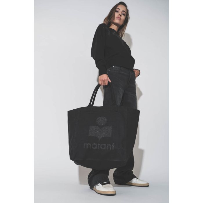 Grand cabas en toile noir logo MARANT à paillettes noires Yenky Isabel Marant. Porté main.