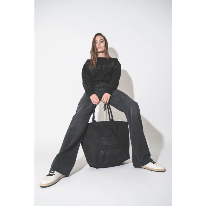 Grand cabas en toile noir logo MARANT à paillettes noires Yenky Isabel Marant. Porté de face.