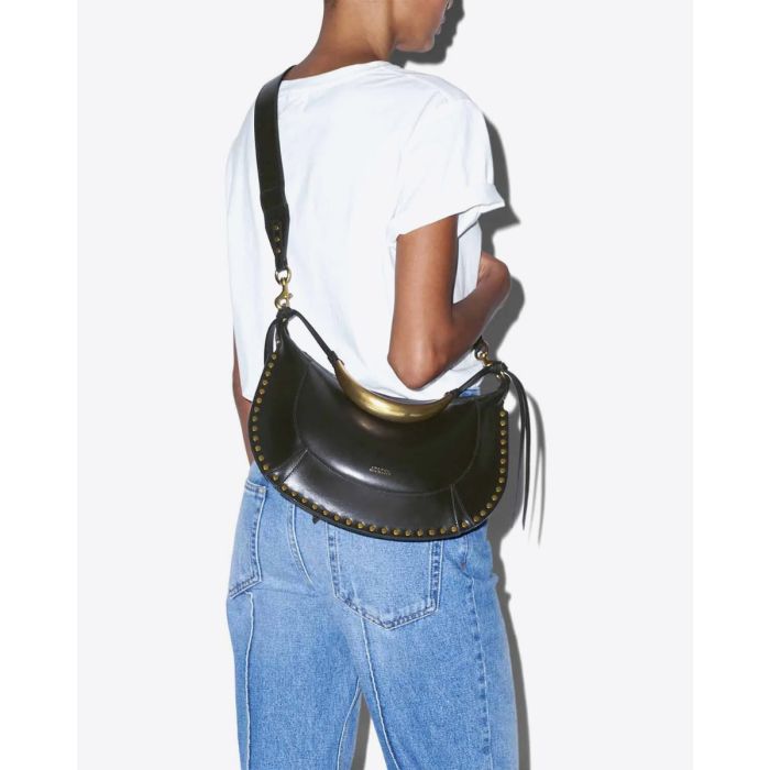 Sac Naoko bijou Isabel Marant en cuir lisse noir. Poignet bijou en métal doré gravé "Isabel Marant". Porté croisé avec la bandoulière réglable en cuir lisse noir. 
