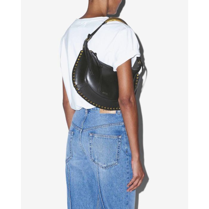 Sac Naoko bijou Isabel Marant en cuir lisse noir. Poignet bijou en métal doré gravé "Isabel Marant". Porté épaule avec la anse bijou en métal doré.
