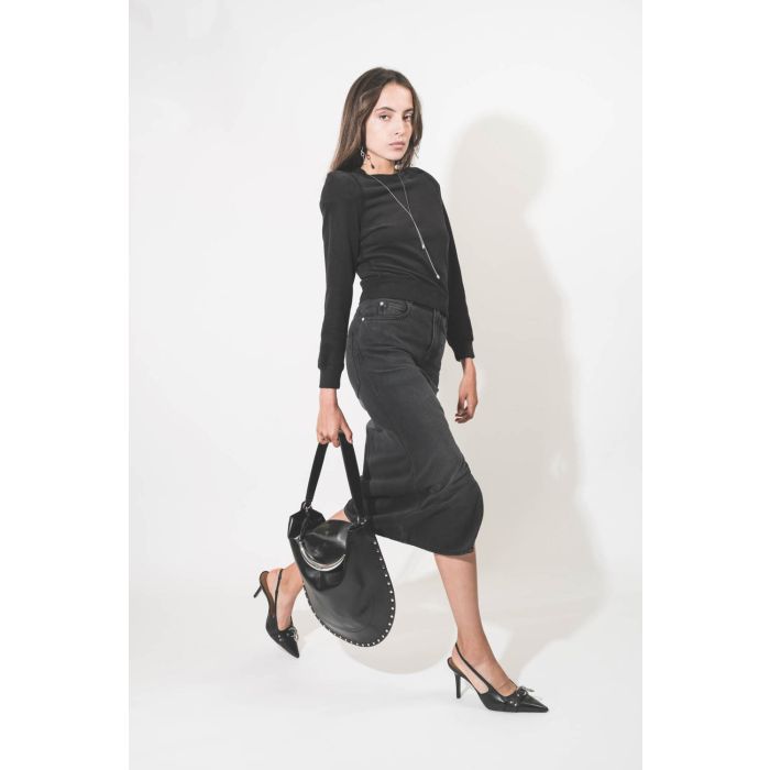 Sac bandoulière courte porté épaule ou porté main en cuir lisse noir poignée bijou en métal argenté Oskan Hobo Isabel Marant. Porté de profil.