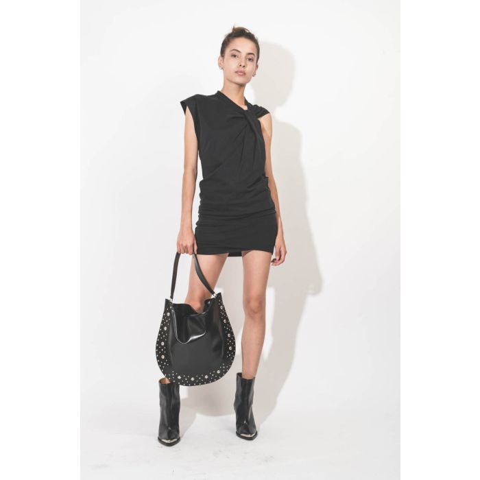 Sac bandoulière courte porté épaule ou porté main en cuir noir lisse clouté métal-argenté Oskan Hobo Isabel Marant. Porté de face.