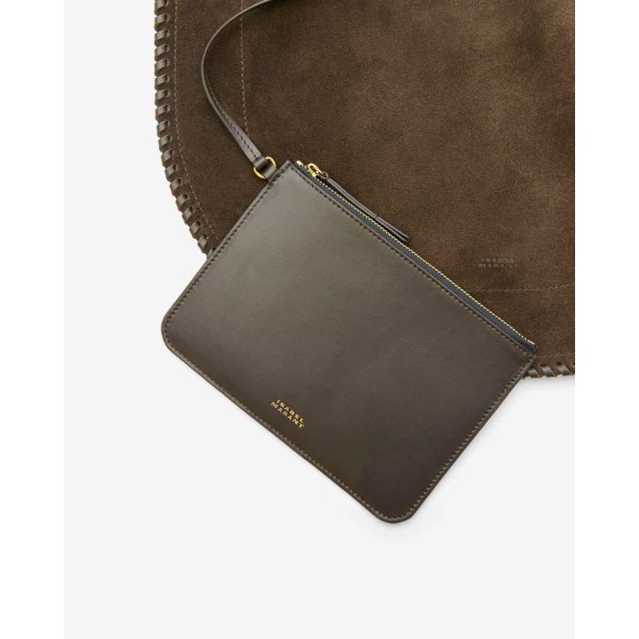 Sac Hoskan Hobo Soft Isabel Marant en cuir suédé bronze tressé. Détail de la pochette en cuir lisse à l'intérieur. 