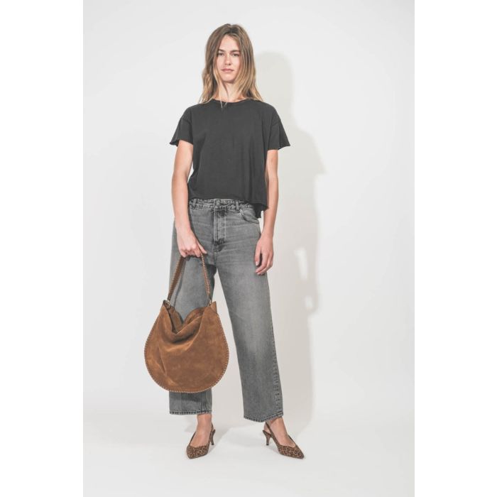 Sac Oskan Hobo Soft Isabel Marant en cuir suédé tressé cognac. Porté de face.