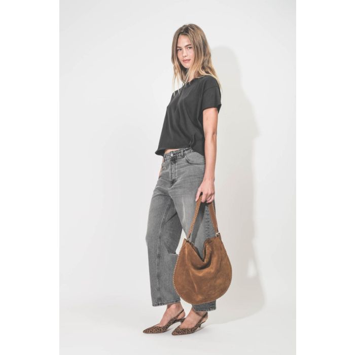 Sac Oskan Hobo Soft Isabel Marant en cuir suédé tressé cognac. Porté de profil.