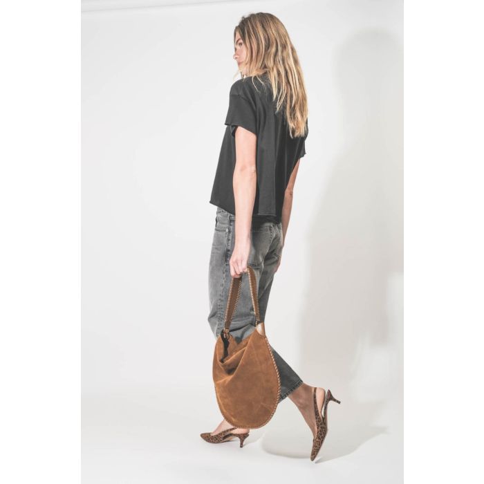 Sac Oskan Hobo Soft Isabel Marant en cuir suédé tressé cognac. Porté de dos.