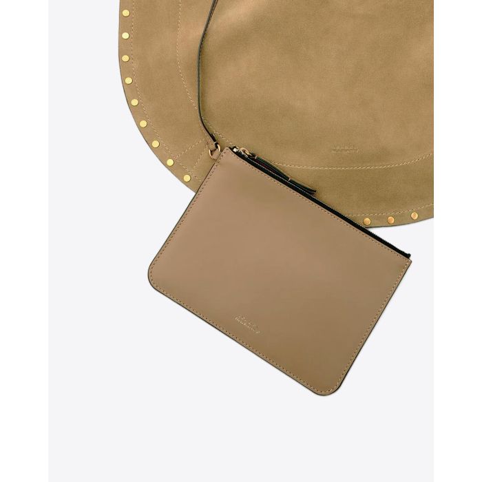 Sac Oskan Hobo soft Isabel Marant en cuir suédé taupe et clous dorés. Anse en cuir pour un porté épaule. Détail de la pochette en cuir lisse à l'intérieur du sac.