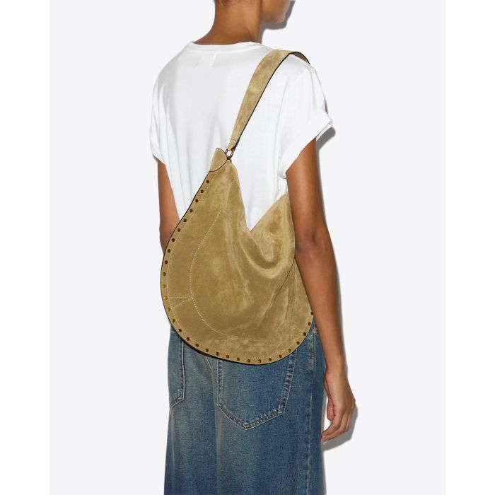 Sac Oskan Hobo soft Isabel Marant en cuir suédé taupe et clous dorés. Anse en cuir pour un porté épaule. Porté épaule.