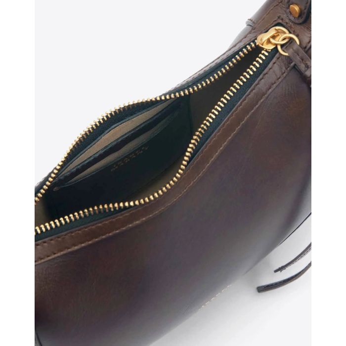 Sac Oskan Moon Isabel Marant en cuir lisse chocolat. Détail de la fermeture zippée sur le dessus. 