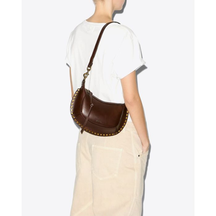Sac Oskan Moon Isabel Marant en cuir lisse chocolat. Porté épaule.