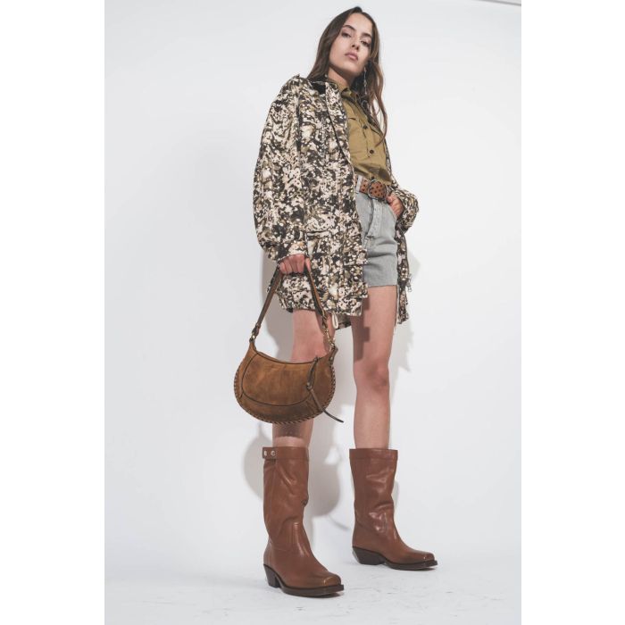 Sac en cuir suédé cognac Oskan Moon Isabel Marant. Porté main.