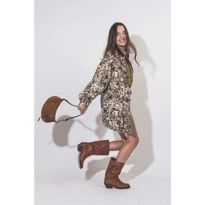Sac en cuir suédé cognac Oskan Moon Isabel Marant. Porté de profil.
