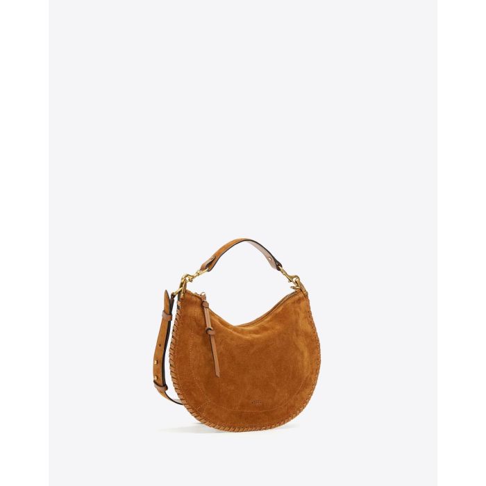 Sac Oskan Soft Zip Isabel Marant en cuir suédé cognac et tressé. Petite anse porté main ou épaule et longue bandoulière pour un porté épaule ou croisé. Profil.