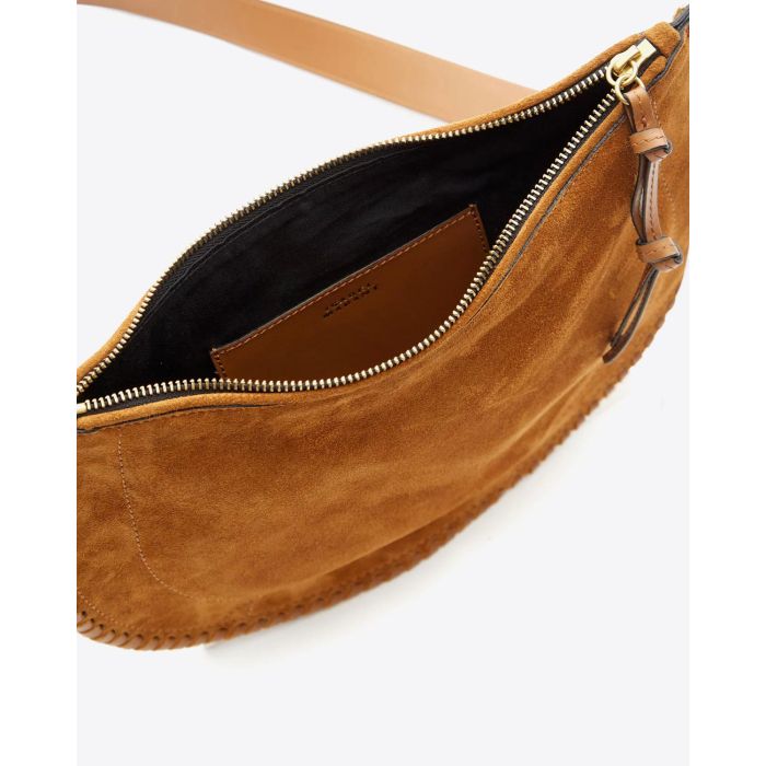 Sac Oskan Soft Zip Isabel Marant en cuir suédé cognac et tressé. Petite anse porté main ou épaule et longue bandoulière pour un porté épaule ou croisé. Détail de la poche plaquée en cuir à l'intérieur. Logo "Isabel Marant" embossé.
