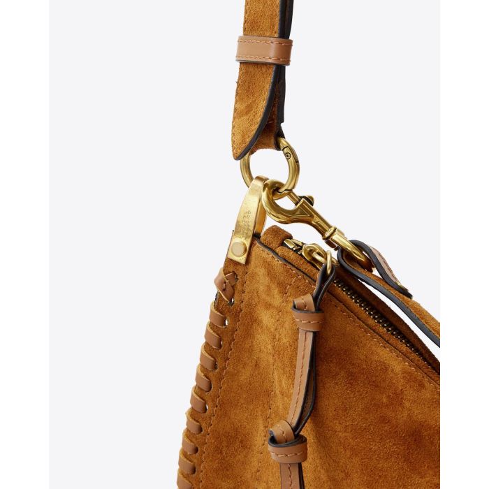 Sac Oskan Soft Zip Isabel Marant en cuir suédé cognac et tressé. Petite anse porté main ou épaule et longue bandoulière pour un porté épaule ou croisé. Détail de la métallerie dorée. Mousqueton et anneau gravé "Isabel Marant"